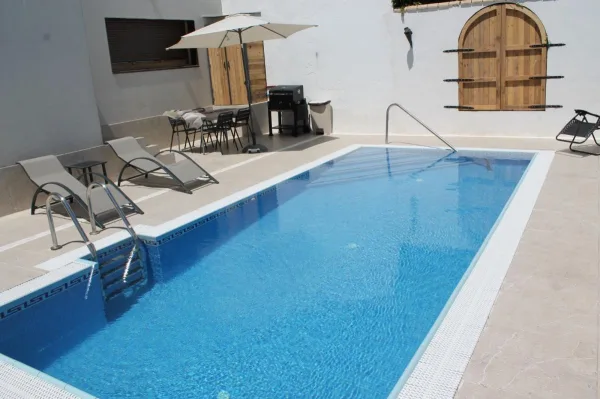 Piscina privada y patio de Casa La Alcoholera